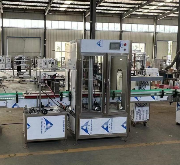 Hệ thống chiết rót chất lỏng tích hợp vặn nắp